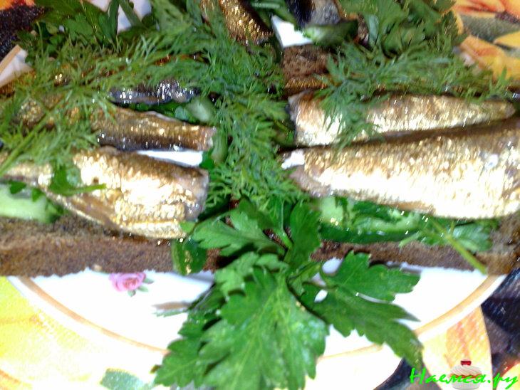 Бутерброды со шпротами и зеленью