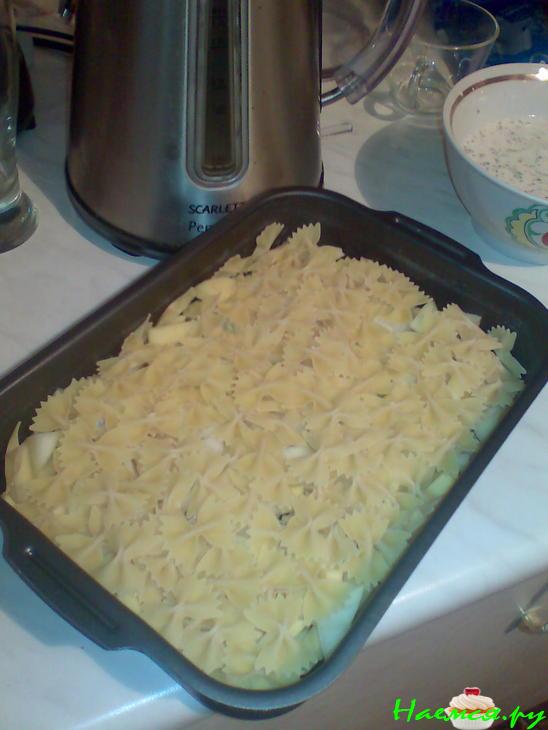 Запеканка из картофеля, макарон и сосисок