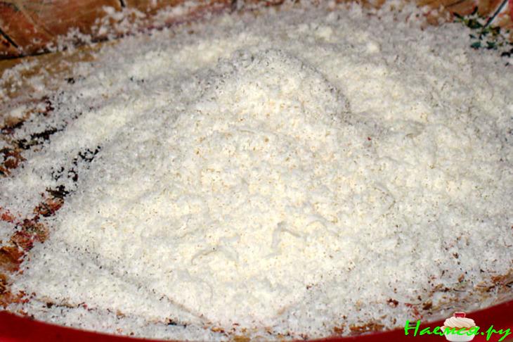 Полоски из куриной грудки в пармезановой корочке с крошкой из зелени