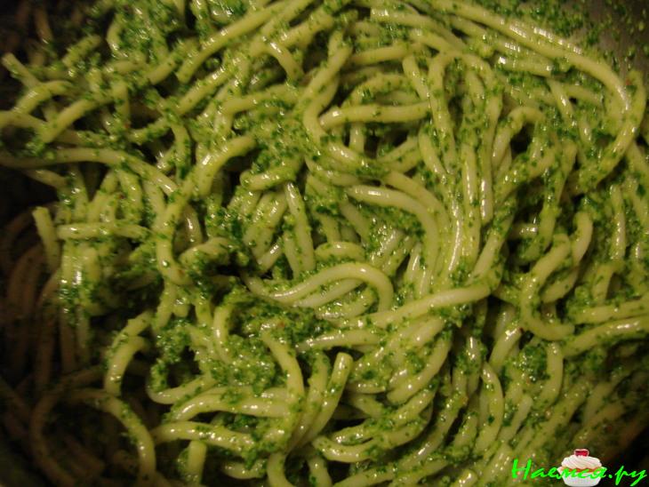 Спагетти с зеленым соусом