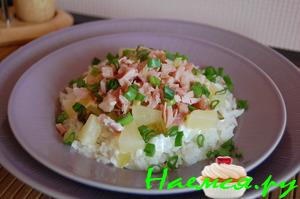 Салат с рисом, копченой курицей и ананасом