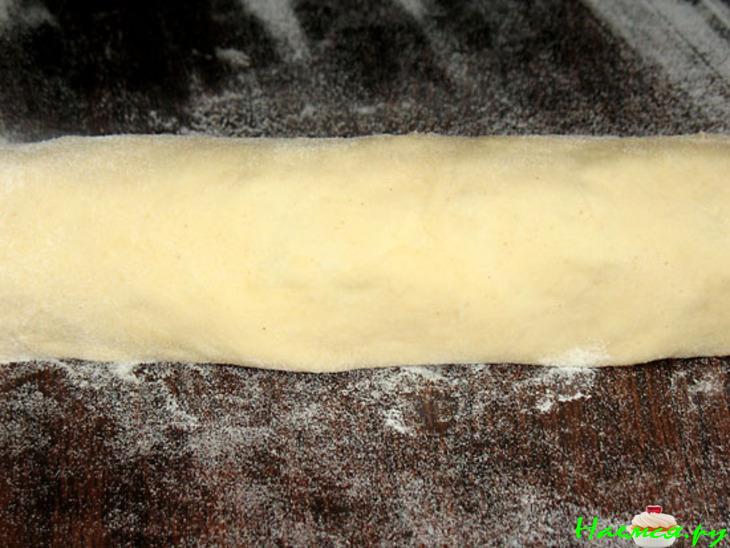 Перевёрнутый пирог из розеток, с изюмно-ореховой корочкой