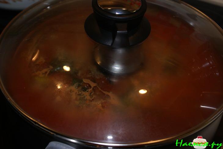 Маленькие голубцы в свекольных листьях