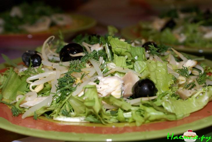 Салат с рыбой, соевыми проростками и маслинами