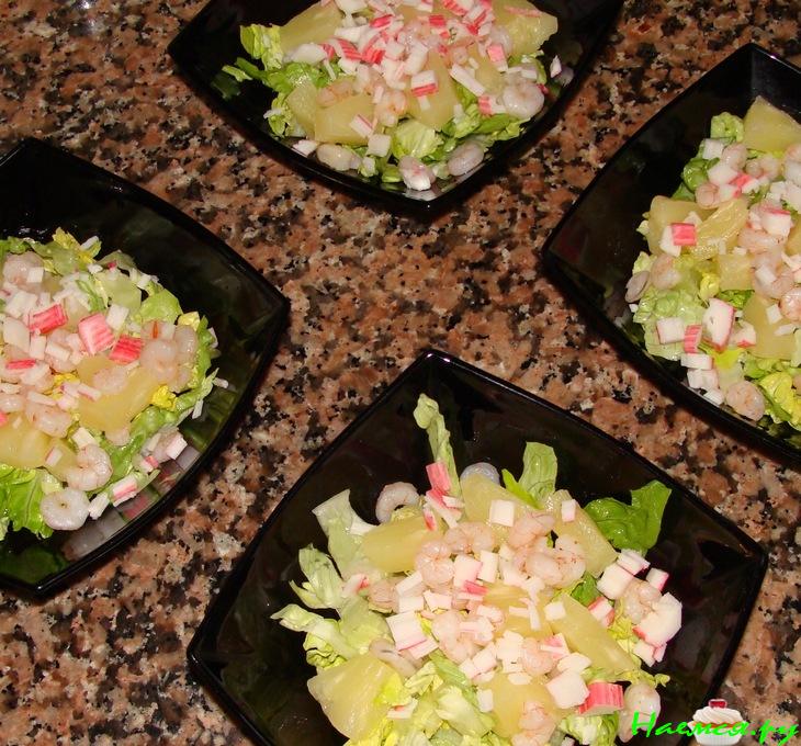 Коктейль с креветками, черной икрой и ананасом