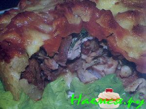 Сдобный пирог с мясом и курагой