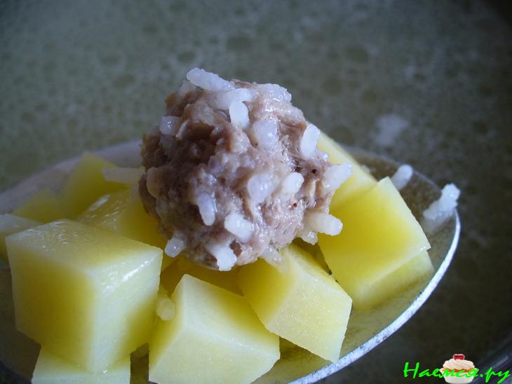 Суп с фрикадельками из смешанного фарша