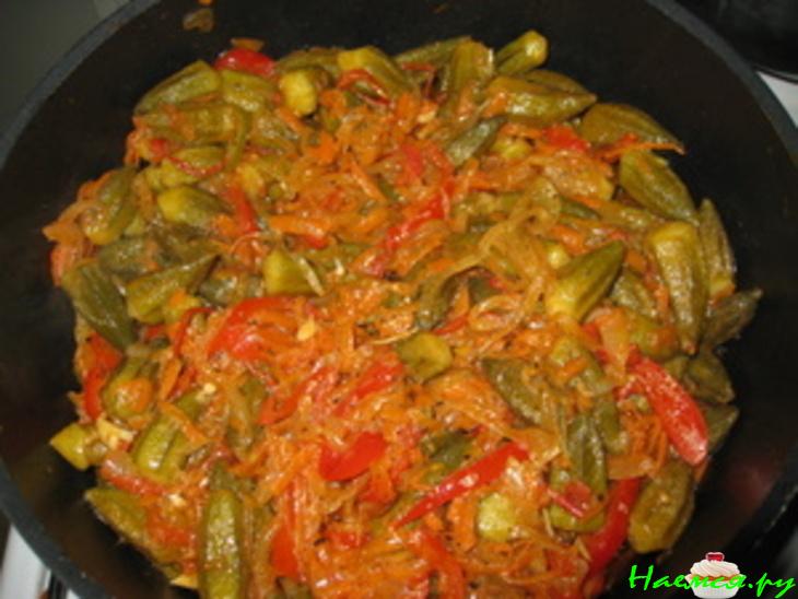 Бамия с овощами в томате