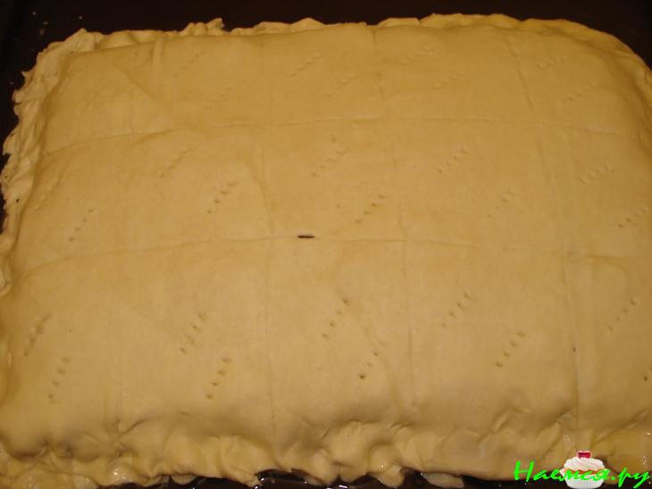 Пирог из слоёного теста с курицей луком и сыром Пирог из слоёного теста с курицей луком и сыром