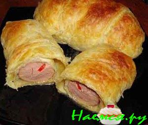 Сардельки шпигованные овощами в слоеном тесте