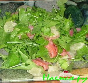 Салат из рукколы с красной рыбой