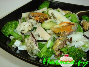 Салат с мидиями, кальмарами и рисом