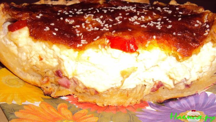 Сырно-луковый пирог с копченым салом и беконом