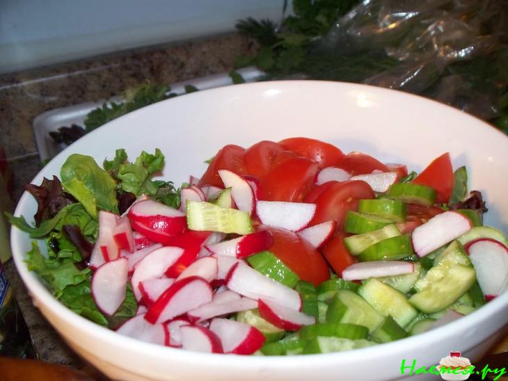 Вкусный овощной салат с рикотой и рокфором