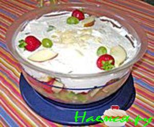 Фруктовый десерт с творогом и орехами