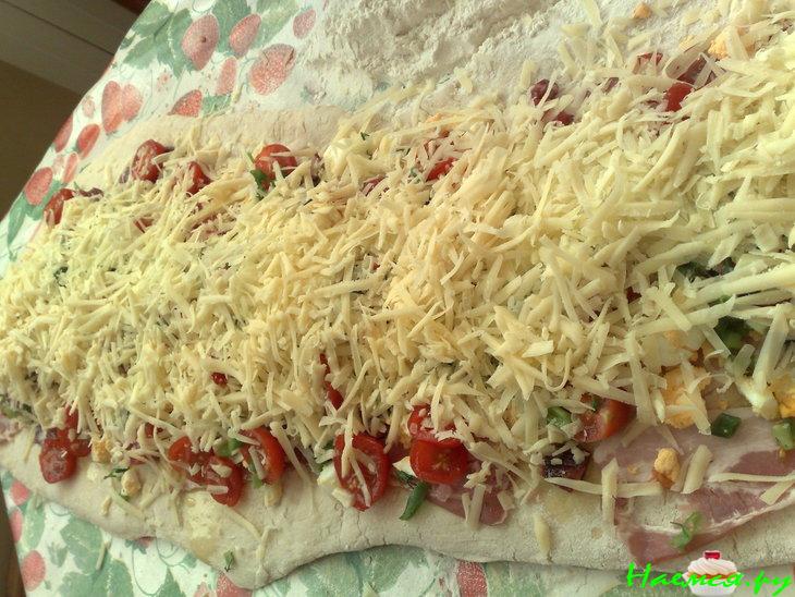 Крендель с беконом и яйцом