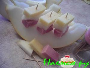 Парусники-канапе (дыня, окорок, сыр)