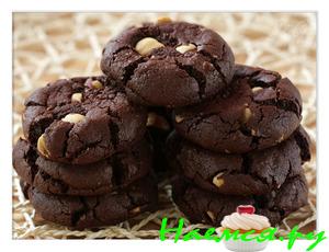 Шоколадное печенье с фисташками и клюквой