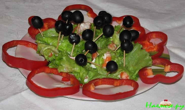 Канапе с креветками, сыром и маслинами