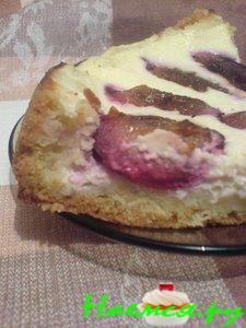 Творожный пирог со сливами