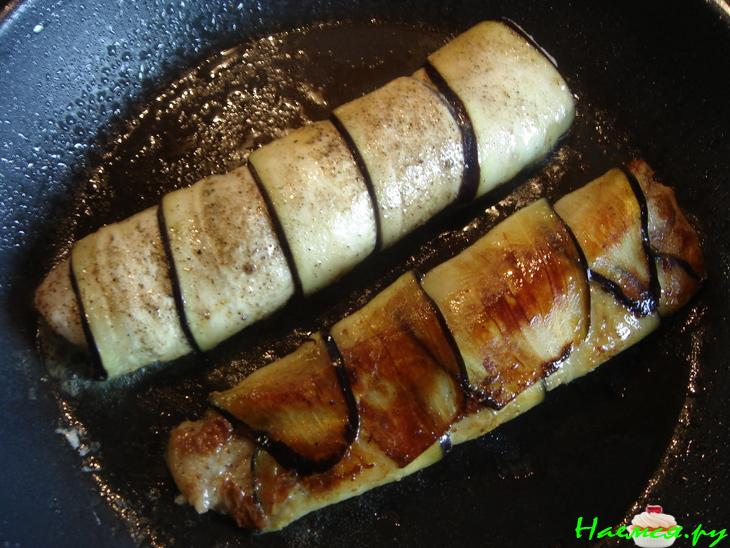 Рулет из белой рыбы в баклажане с гарниром из шпината