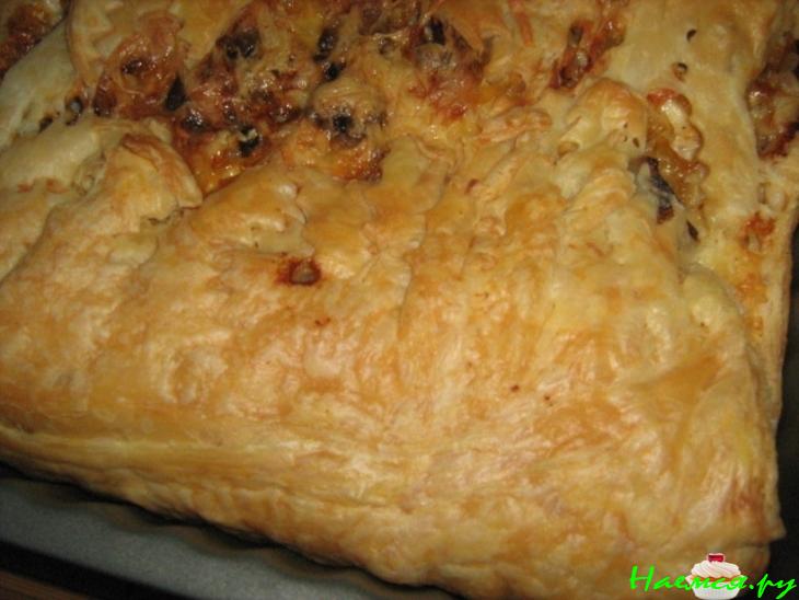 Слоеный пирог с курицей и грибами