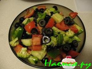 Салат из свежих овощей с маслинами