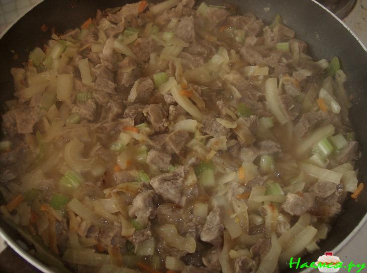 Мини-кулебяки с индейкой и тушенной капустой