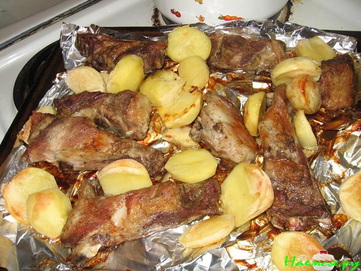 Свиные ребрышки с картошкой Свиные ребрышки с картошкой