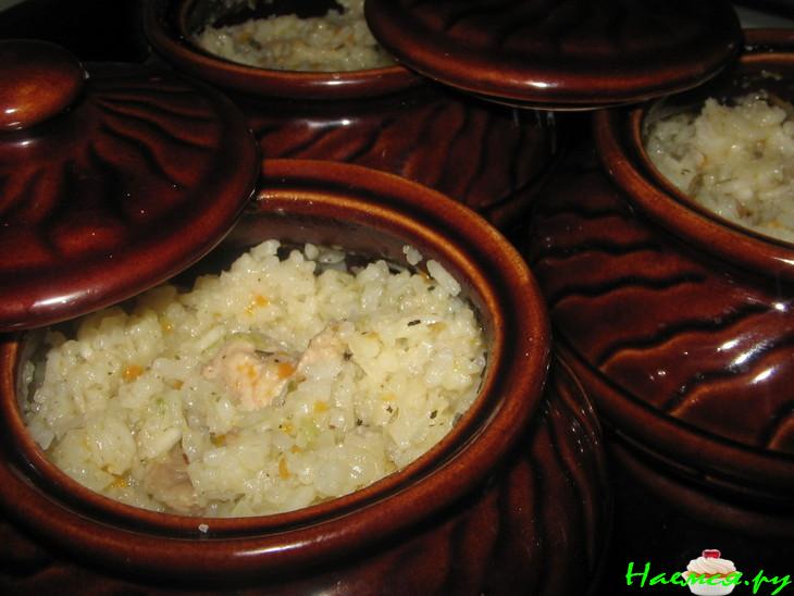 Рис с курицей и капустой в горшочке