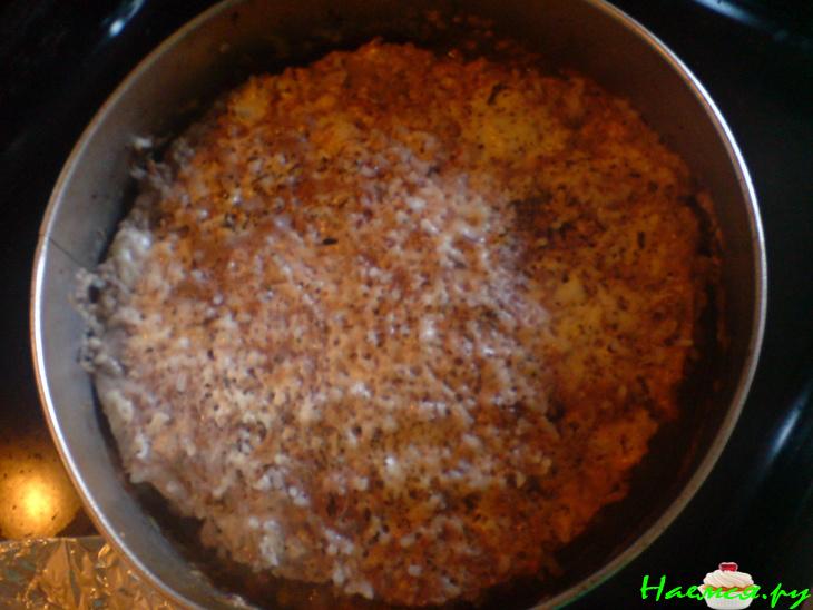 Мясной пирог с рисом и помидоркой