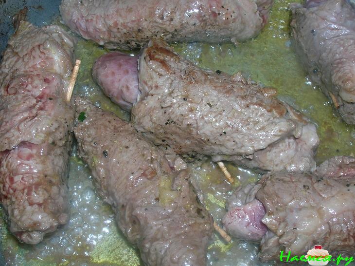 Рулетики из говядины в легком томатном соусе