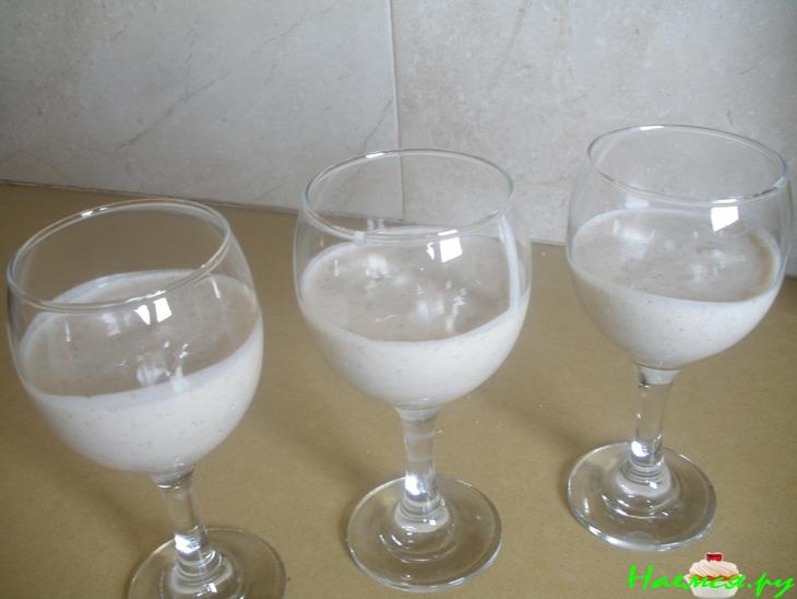 Летний кремовый легкий десерт из йогурта и ягодного желе