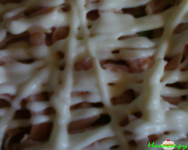 Мини-пицца с вареной колбаской и грибами