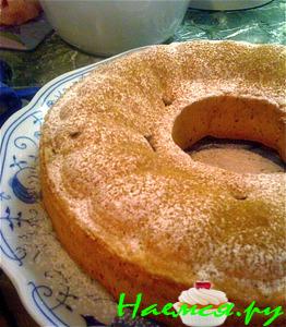 Пирог-бисквит с яблоками и корицей