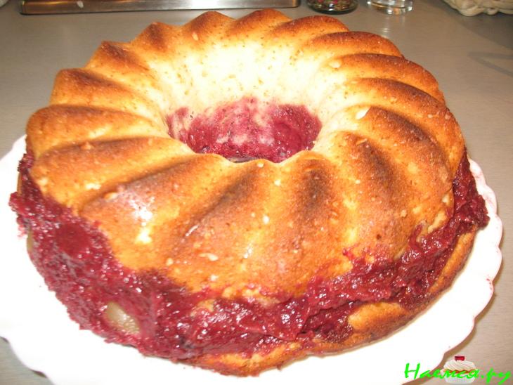 Бисквитный пирог с клюквой и творогом