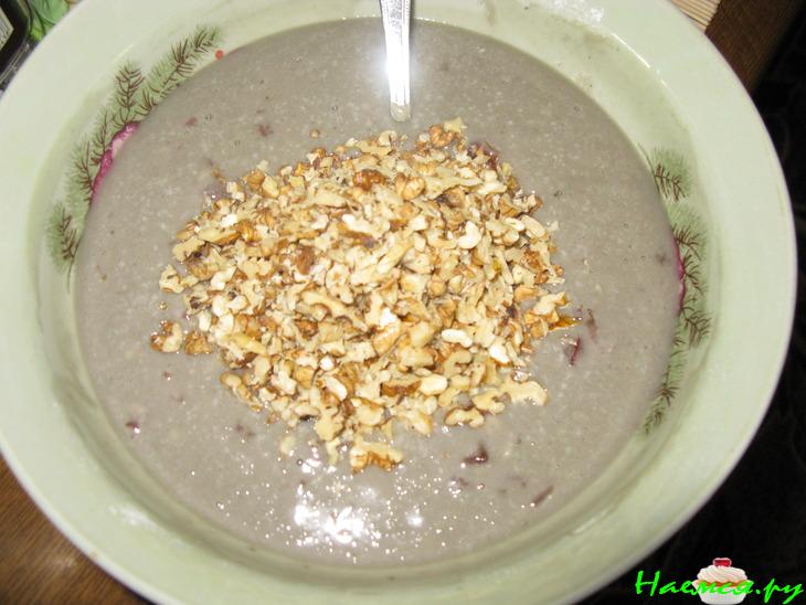 Пирог 'Кризис нам по зубам' с орехами и кремом