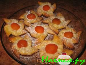 Ватрушки с консервированными абрикосами