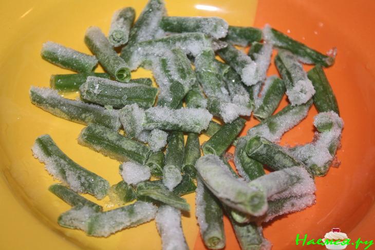 Рисовая лапша с мясом, овощами и орехами