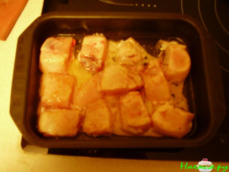 Филе куриной грудки запечённое с соусом