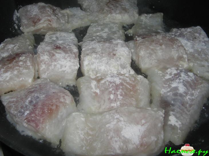 Рыба запеченная под малосольным огурчиком