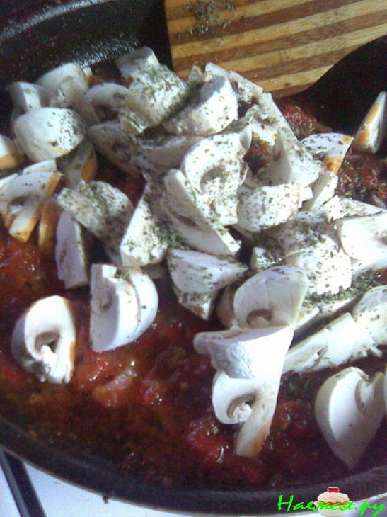 Фокачча с пряными травами и пицца по-русски из того же теста  