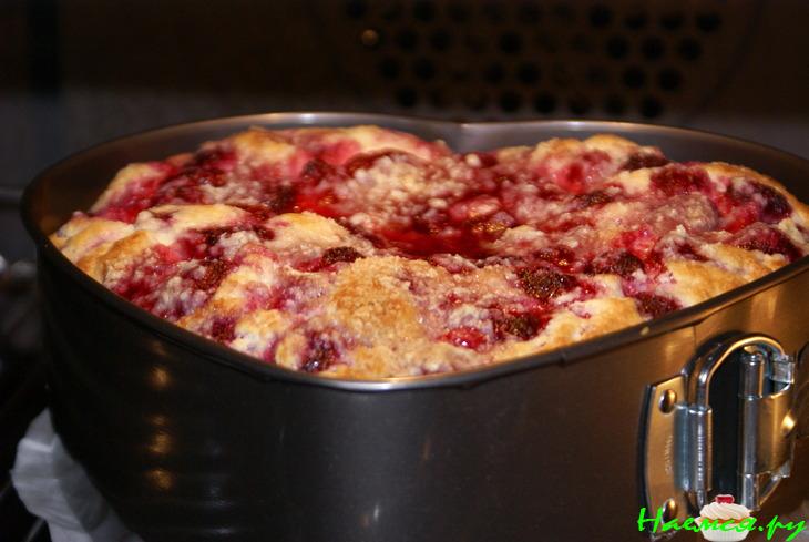 Творожный пирог с малиной и белым шоколадом