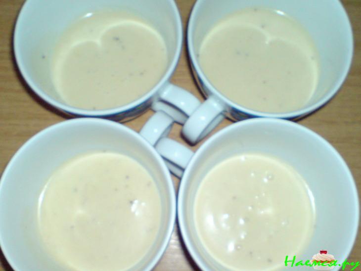 Пирожное из слоеного теста и бананово-малинового суфле