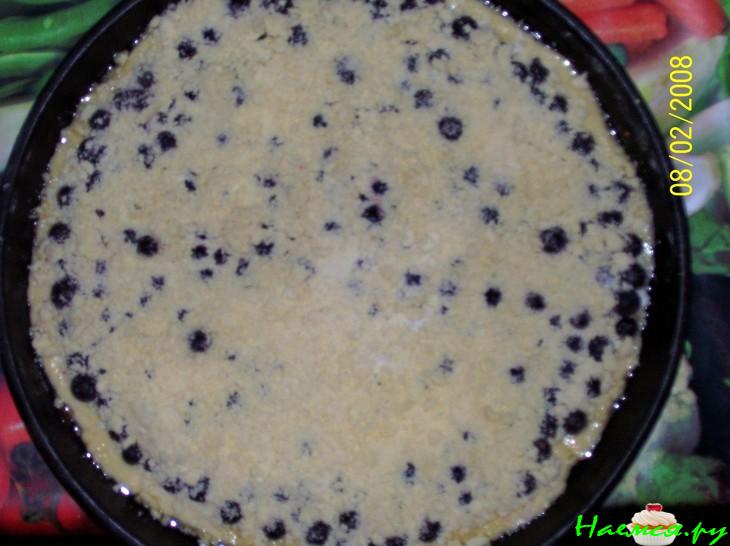 Сметанный пирог с черной смородиной