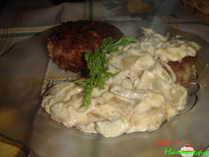 Картофельно-мясные котлеты с нежным грибным соусом.