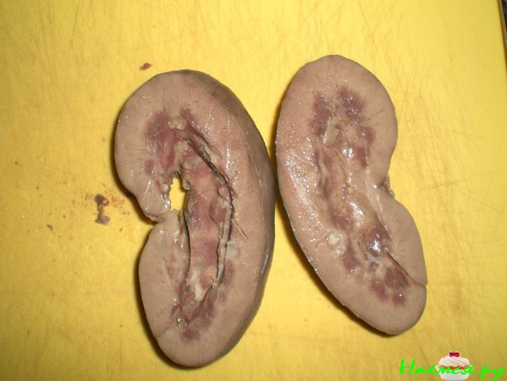 Почки тушеные с солеными огурцами