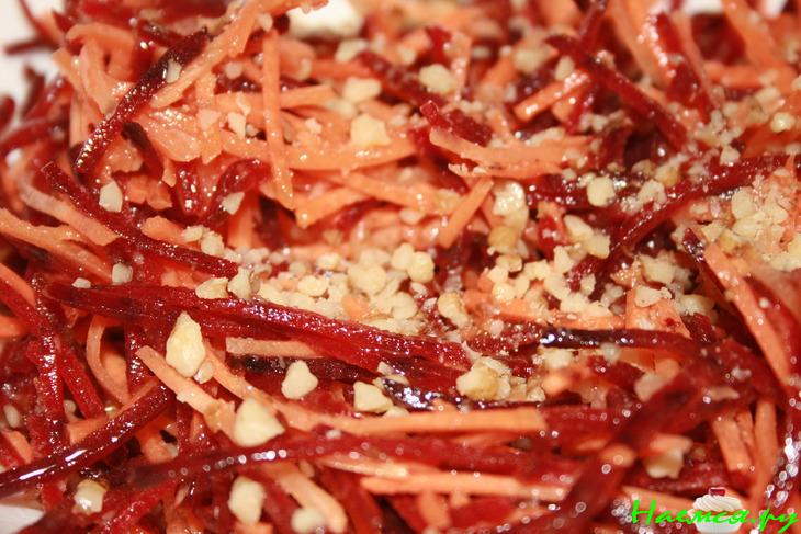 Овощной салатик со свеклой и орехами