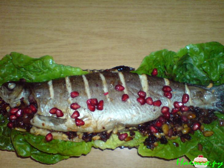 Форель, запеченная с гранатом Форель, запеченная с гранатом