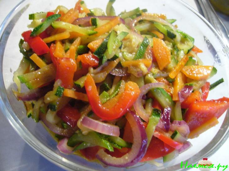 Горячий восточный салат с цуккини